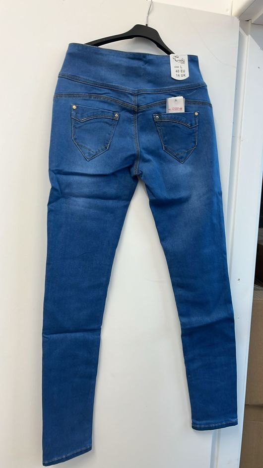 Tight Fitted BBL Jeans
,Blue Denim Washed High Waisted Skinny Jeans.