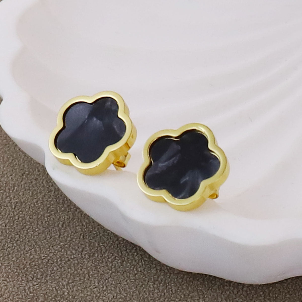 Stainless Steel Parthenocissus Grass Electroplated Shell 18K Gold Plated Simple Style O-Shaped Chain earrings. In black and white.