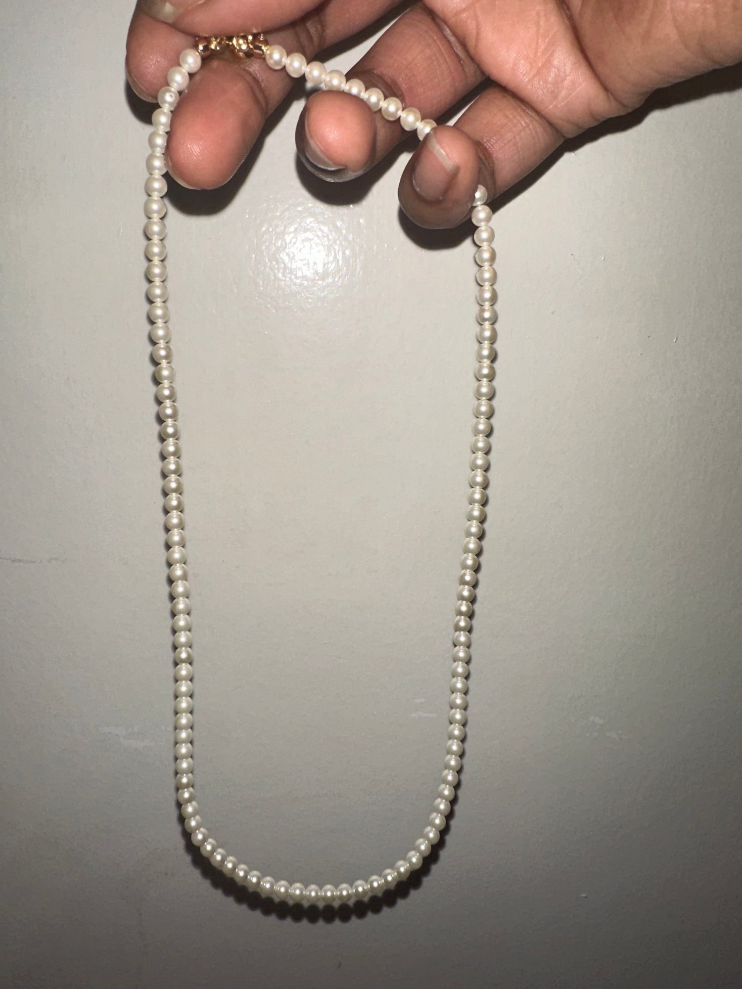Pearl necklace with magnet hook.