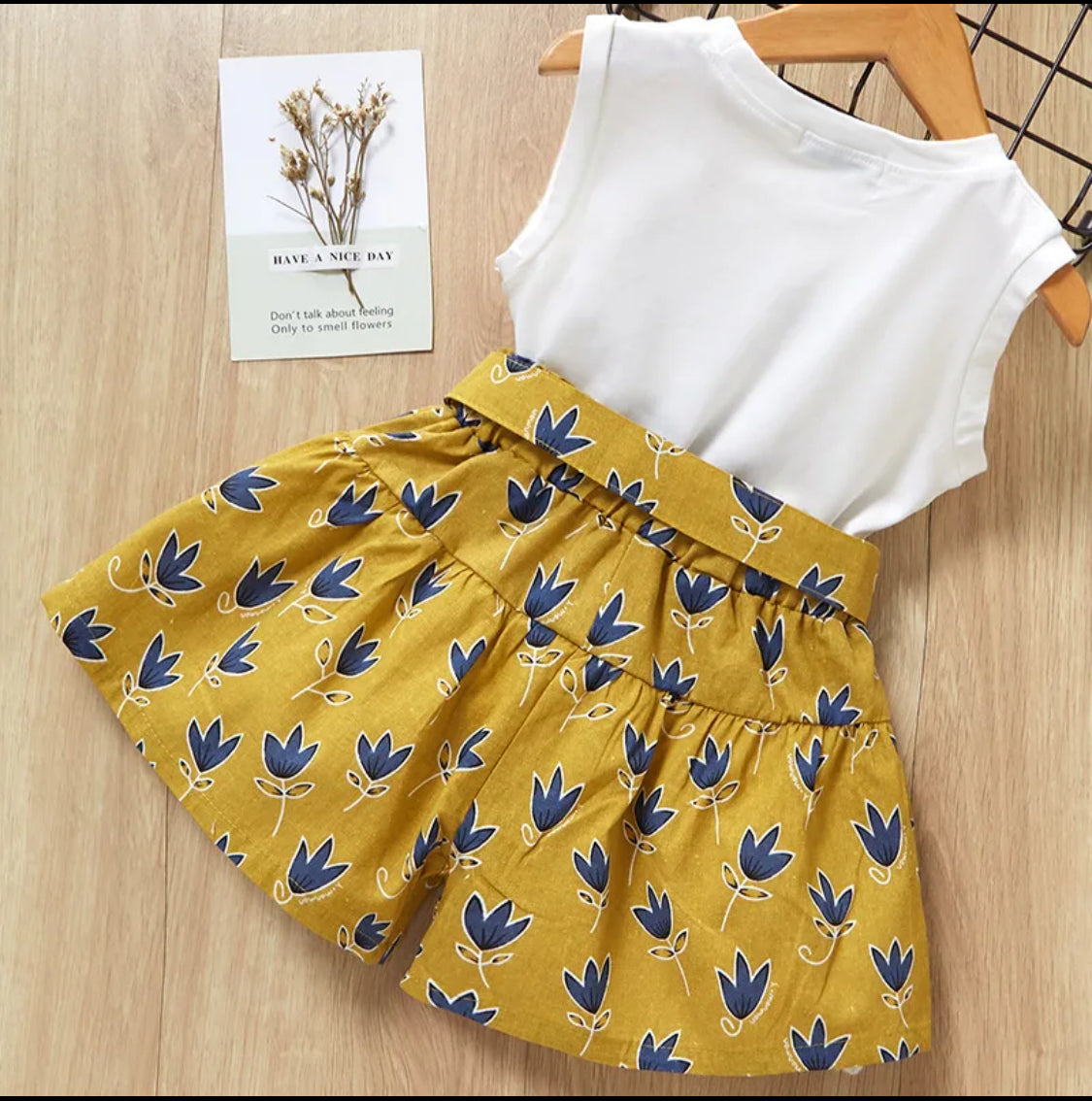 Printed two piece shorts and top. With bow. In yellow.